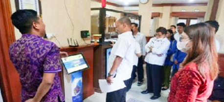 Assisted by Unwar, the Dauh Puri Kauh Village Head Office is Now Equipped with a Digital Touch Panel Machine