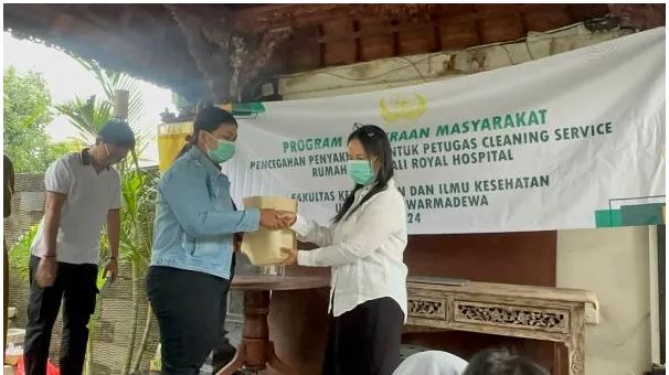 Cegah Penularan HIV, Dosen FKIK Unwar Gelar PKM untuk Petugas Kebersihan Rumah Sakit