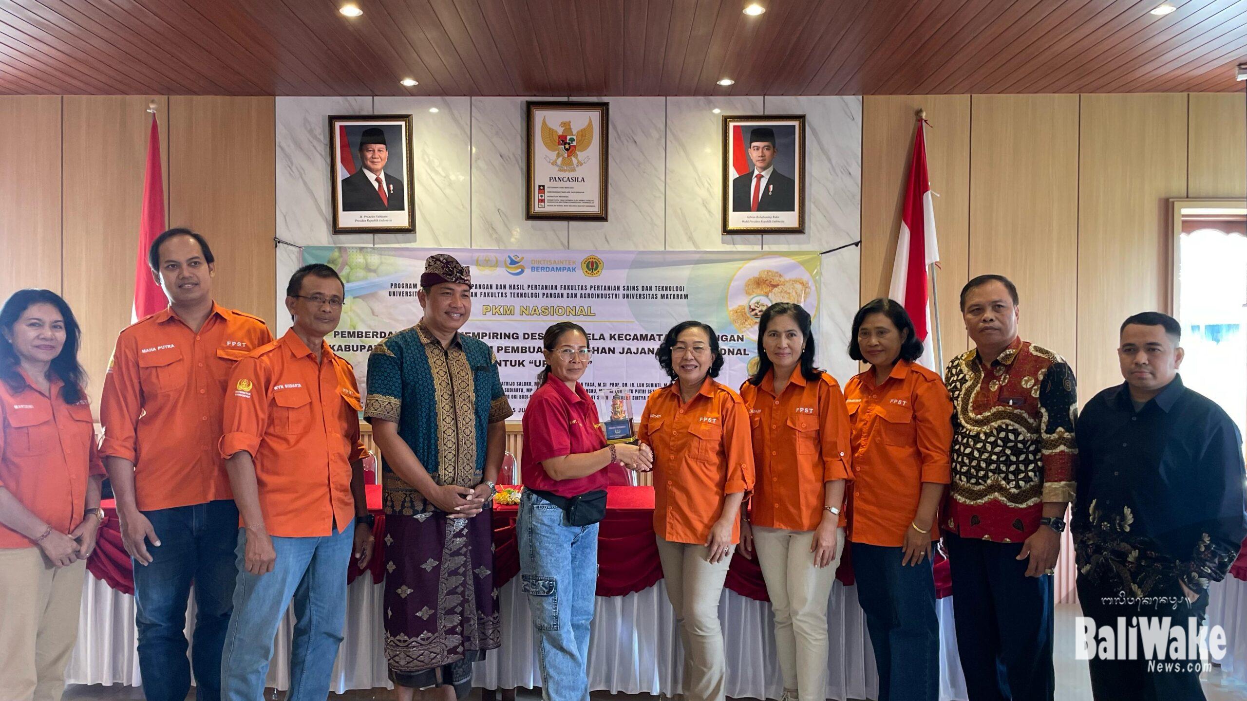 Kolaborasi Universitas Warmadewa dan Universitas Mataram Hadirkan Pelatihan Pembuatan Jajanan Bali untuk KWT Jempiring