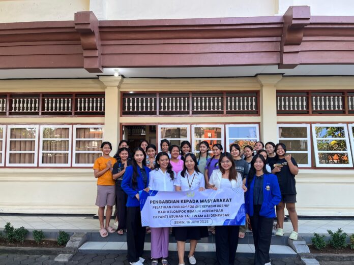 Tim PKM Universitas Warmadewa Gelar Pelatihan English for Entrepreneurship di Panti Asuhan Tat Twam Asi
