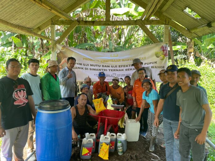 PKM Unwar Laksanakan Uji Mutu Dan Uji Efektifitas Pupuk Organik Di Simantri Ternak Sekar Pasti Wangi