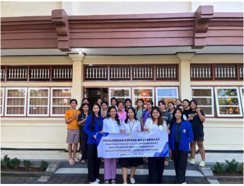 Tim PKM Universitas Warmadewa Gelar Pelatihan English for Entrepreneurship di Panti Asuhan Tat Twam Asi