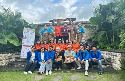 PKM Internasional tentang Inovasi Teh Kombucha berbasis Rosella di Kelompok GAPOKWATAN Lumbung Rasa