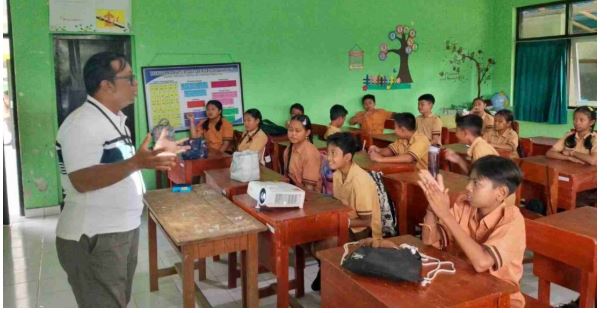 Akademisi Unwar Ajak Siswa SD Kenali Pengelolaan Sampah Sejak Dini