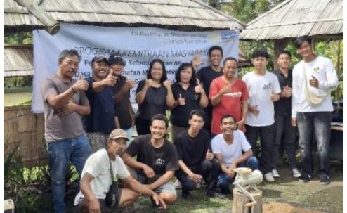 Unwar Edukasi Kelompok Mina Merta Yoga Di Desa Blahkiuh Manfaatkan Ekstrak Daun Mimba sebagai Pengendali Penyakit pada Ikan Nila
