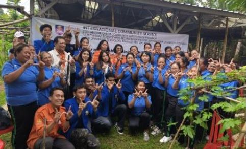 PKM Kolaborasi Unwar dengan UiTM Malaysia, Pemanfaatan Bunga Rosella sebagai Pakan Aditif pada Budidaya Ikan KWT Merta Sari Werdhi Desa Kesiut