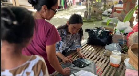 Tim PKM Unwar Tingkatkan Kemampuan Bahasa Iklan dan E-Marketing Penenun Songket di Desa Gelgel
