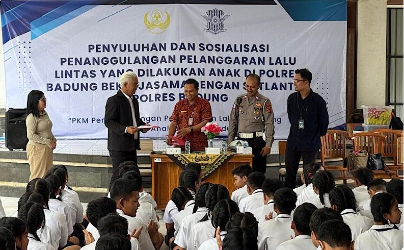 FH Unwar dan Polres Badung Edukasi Aturan Berlalu Lintas
